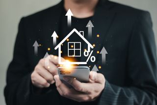 Foto: Smartphone mit Haussymbol darüber